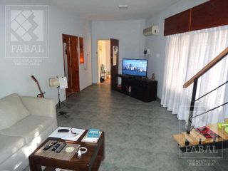 Foto 5 de Casa alquiler o venta Santa Genoveva, 3 dormitorios, 3 baños, quincho-garaje y jardín