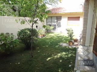 Foto 26 de Casa alquiler o venta Santa Genoveva, 3 dormitorios, 3 baños, quincho-garaje y jardín