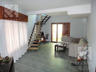 Foto 4 de Casa alquiler o venta Santa Genoveva, 3 dormitorios, 3 baños, quincho-garaje y jardín