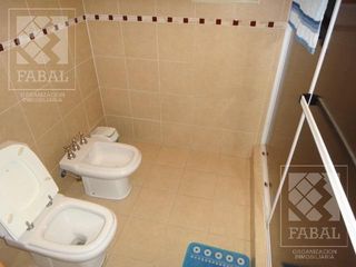 Foto 13 de Casa alquiler o venta Santa Genoveva, 3 dormitorios, 3 baños, quincho-garaje y jardín