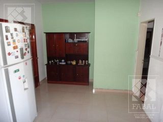 Foto 7 de Casa alquiler o venta Santa Genoveva, 3 dormitorios, 3 baños, quincho-garaje y jardín