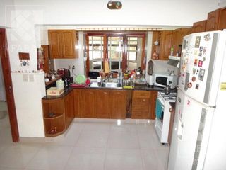 Foto 6 de Casa alquiler o venta Santa Genoveva, 3 dormitorios, 3 baños, quincho-garaje y jardín