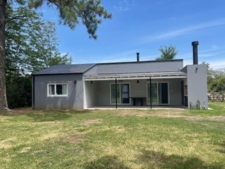 Foto 1 de Venta casa en Lobos con jardín 850m2 Arbolado, Alambrado!