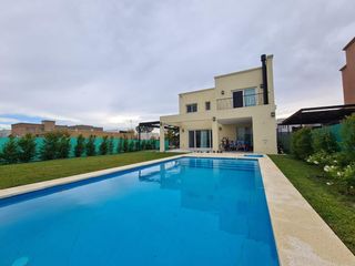 Foto 1 de Casa en venta en barrio Vila Marina, Villanueva, Tigre