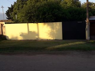 Foto 1 de Casa venta 4 dormitorios 1 baño 300mts2 totales - Quequen