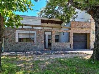 Foto 1 de Casa en venta - 3 dormitorios 3 baños - cochera - 300mts2 - Tolosa, La Plata
