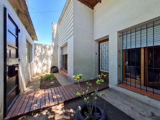Foto 3 de Casa en venta - 3 dormitorios 3 baños - cochera - 300mts2 - Tolosa, La Plata