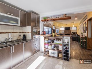 Foto 12 de Casa venta - 4 dormitorios 2 baños - cocheras - pileta - 150Mts2 - Tolosa, La Plata
