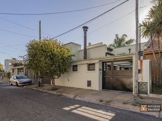 Foto 2 de Casa venta - 4 dormitorios 2 baños - cocheras - pileta - 150Mts2 - Tolosa, La Plata
