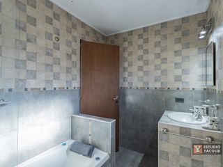 Foto 28 de Casa venta - 4 dormitorios 2 baños - cocheras - pileta - 150Mts2 - Tolosa, La Plata