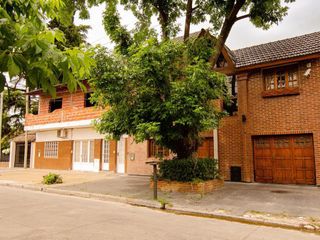 Foto 1 de Casa venta 4 dormitorios  4 baños 3 cocheras 600mts2 totales - Ringuelet