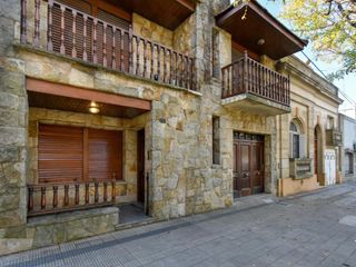 Foto 2 de Casa en venta - 4 dormitorios 2 baños 1 cochera - 200mts2 - La Plata