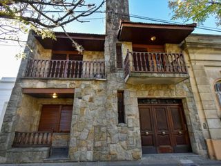 Foto 3 de Casa en venta - 4 dormitorios 2 baños 1 cochera - 200mts2 - La Plata