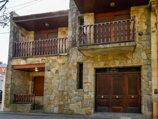 Foto 1 de Casa en venta - 4 dormitorios 2 baños 1 cochera - 200mts2 - La Plata