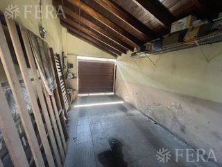Foto 3 de Venta casa de 4 ambientes con cochera en Bernal Oeste