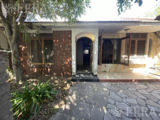 Foto 1 de Venta casa de 4 ambientes con cochera en Bernal Oeste