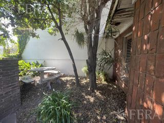 Foto 2 de Venta casa de 4 ambientes con cochera en Bernal Oeste
