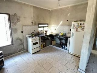 Foto 4 de Casa con local o taller en venta en La Plata