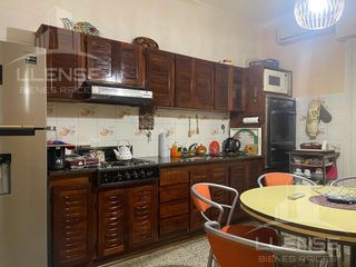 Foto 5 de Casa 5 ambientes con jardín en venta - Quilmes Oeste