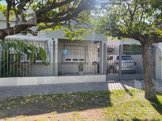 Foto 1 de Casa 5 ambientes con jardín en venta - Quilmes Oeste