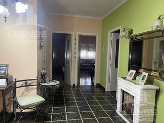 Foto 2 de Casa 5 ambientes con jardín en venta - Quilmes Oeste
