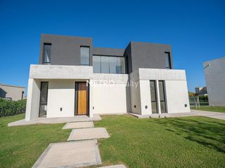 Foto 1 de Casa en  Venta en El Cantón Golf