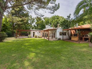Foto 1 de Casa Quinta en Gonnet con quincho, parque y pileta - 486 esq. 23