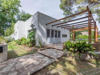 Foto 3 de Casa Quinta en Gonnet con quincho, parque y pileta - 486 esq. 23