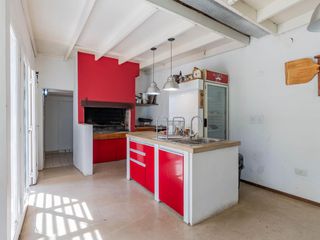 Foto 7 de Casa Quinta en Gonnet con quincho, parque y pileta - 486 esq. 23
