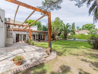 Foto 4 de Casa Quinta en Gonnet con quincho, parque y pileta - 486 esq. 23