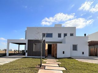 Foto 4 de CASA EN VENTA, PUERTOS DEL LAGO, BARRIO COSTAS, LOTE AL 100, 7 AMBIENTES