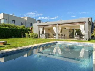 Foto 1 de Venta Casa 5 Ambientes con Piscina en San Agustin Villanueva Tigre APTO CREDITO!