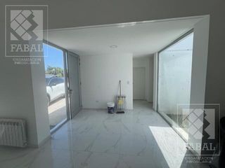 Foto 2 de Casa alquiler Los Canales, Plottier, 2 dormitorios, 2 baños, jardín y entrada para autos