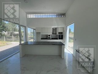 Foto 5 de Casa alquiler Los Canales, Plottier, 2 dormitorios, 2 baños, jardín y entrada para autos
