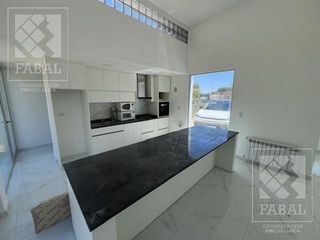 Foto 7 de Casa alquiler Los Canales, Plottier, 2 dormitorios, 2 baños, jardín y entrada para autos