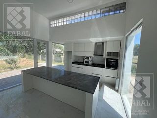 Foto 6 de Casa alquiler Los Canales, Plottier, 2 dormitorios, 2 baños, jardín y entrada para autos