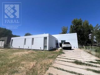 Foto 1 de Casa alquiler Los Canales, Plottier, 2 dormitorios, 2 baños, jardín y entrada para autos