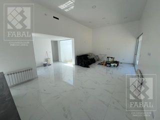 Foto 3 de Casa alquiler Los Canales, Plottier, 2 dormitorios, 2 baños, jardín y entrada para autos
