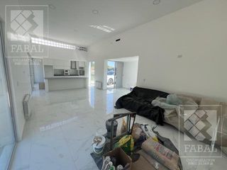 Foto 4 de Casa alquiler Los Canales, Plottier, 2 dormitorios, 2 baños, jardín y entrada para autos