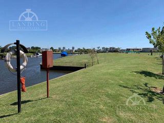 Foto 1 de Terreno con Amarra Doble - Barrio Náutico  Albanueva