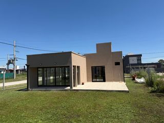 Foto 2 de Casa en venta - 2 Dormitorios 1 Baño - 450Mts2 - La Plata