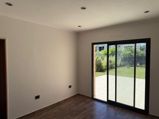 Foto 3 de Casa en venta - 2 Dormitorios 1 Baño - 450Mts2 - La Plata