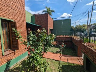 Foto 4 de Casa en venta - 3 Dormitorios 3 Baños - Cochera - 300Mts2 - Villa Elvira, La Plata