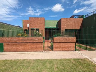 Foto 2 de Casa en venta - 3 Dormitorios 3 Baños - Cochera - 300Mts2 - Villa Elvira, La Plata