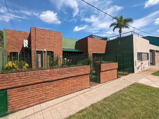 Foto 1 de Casa en venta - 3 Dormitorios 3 Baños - Cochera - 300Mts2 - Villa Elvira, La Plata