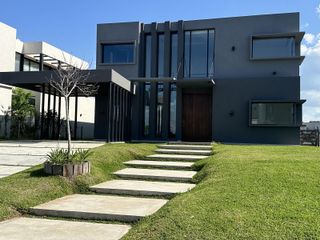 Foto 1 de Casa en  Venta Barrio Costas Puertos Escobar