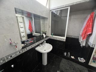 Foto 8 de Casa en Venta en Barrio  Centro.4 dormitorios.Cochera
