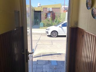 Foto 3 de Casa de dos dormitorios y patio a metros de Av. Galicia.