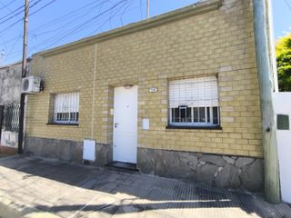 Foto 1 de Casa de dos dormitorios y patio a metros de Av. Galicia.