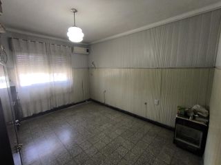 Foto 8 de Casa de dos dormitorios y patio a metros de Av. Galicia.